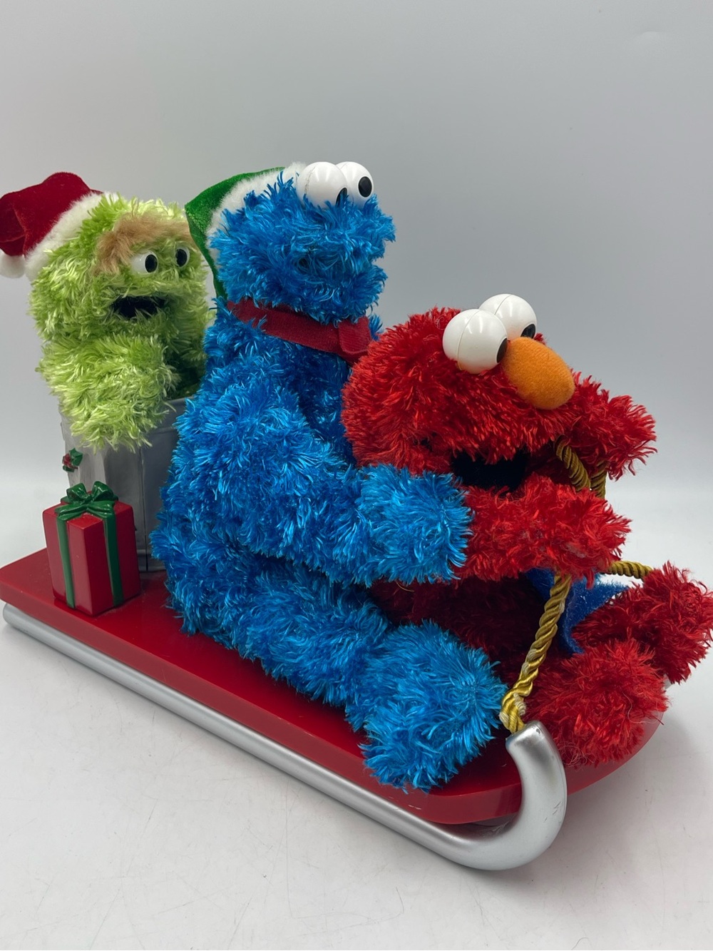 VTG 2006 Gemmy Sesame Street
Animated”We Wish You a Merry Christmas” Sleigh Ride